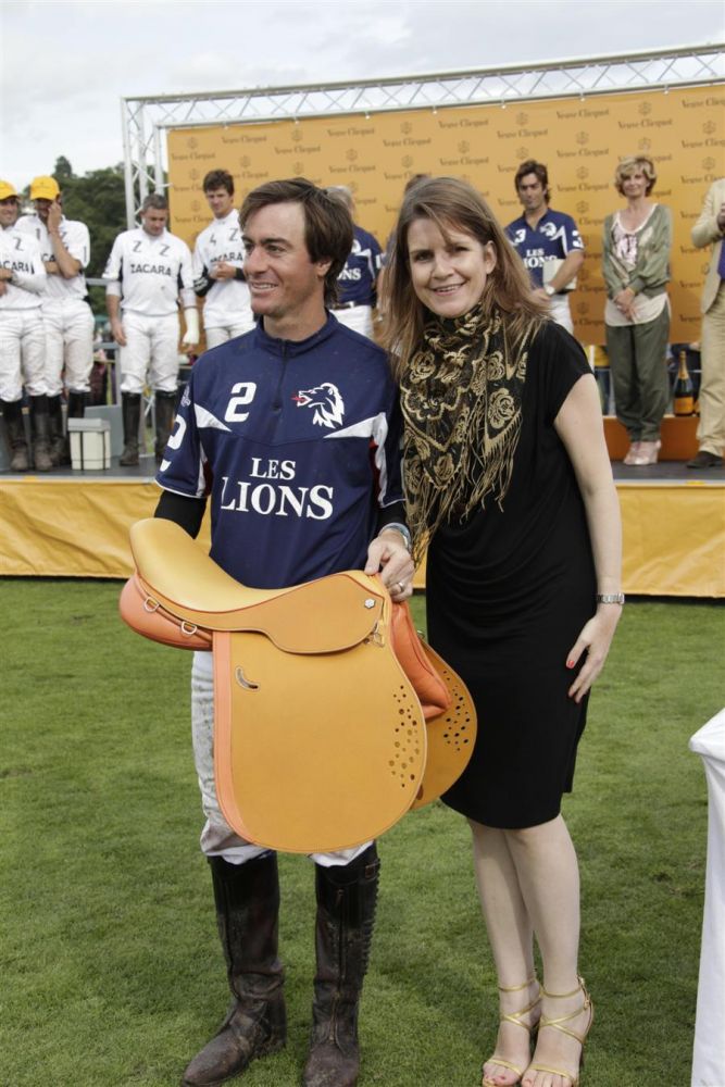 Elsa Corbineau, Brand Director Veuve Clicquot, presents the bespoke yellow saddle to Agustin Merlos - the highest goal scorer of the British Open tournament.